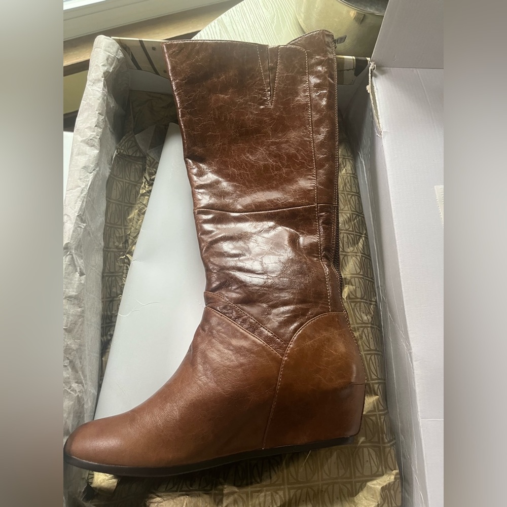 Via Neroli knee high boots.
Brown size 8 NBW. New with box